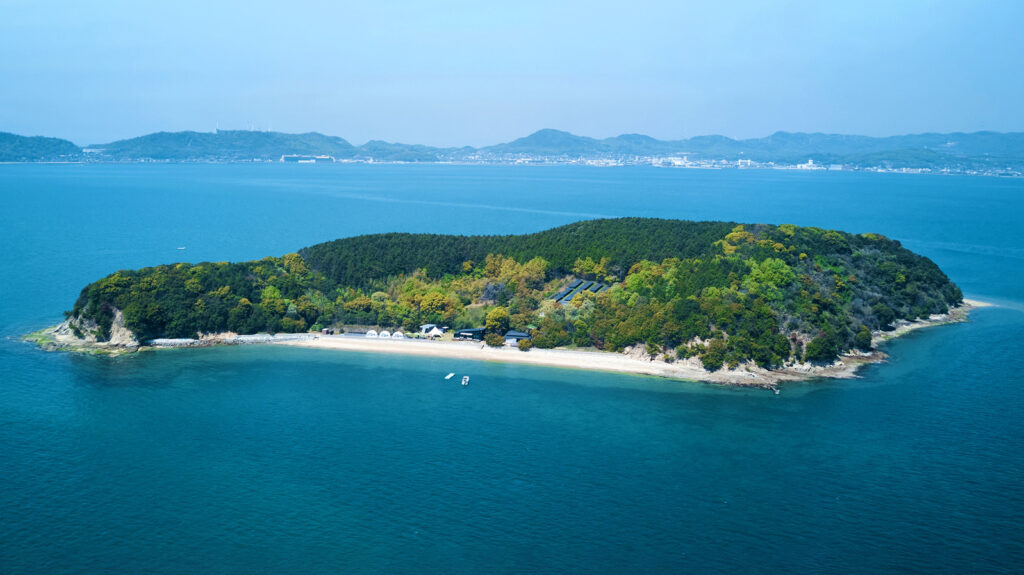 島全景:岡山で団体旅行ならKUJIRA-JIMA|一島貸切で自然体験&宿泊
